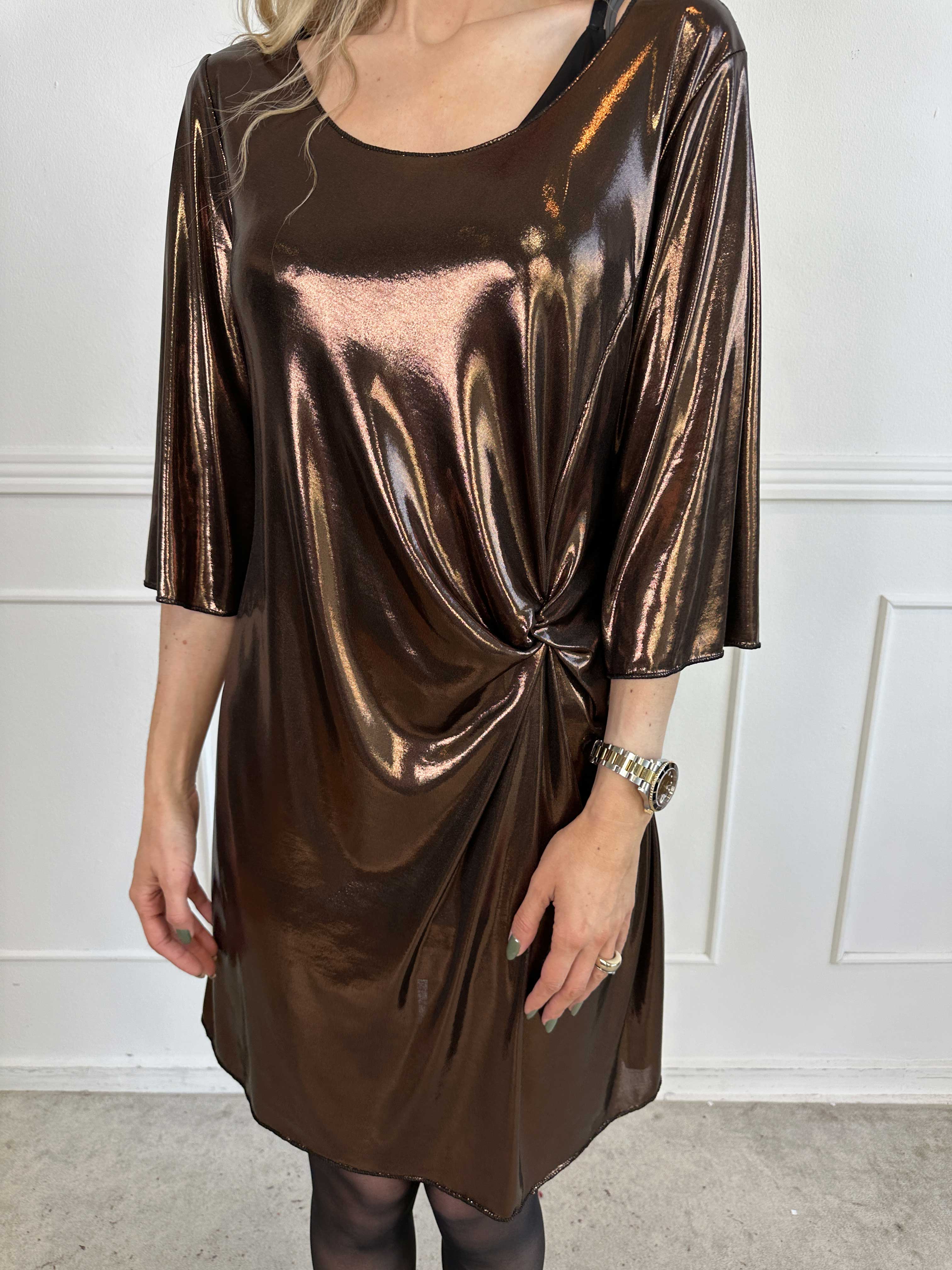 Roxy - Klänning i glansigt material med elegant knutdetalj